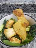 Queso empanado con colchón de verdes