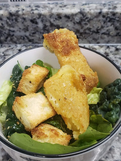 Una foto de Queso empanado con colchón de verdes