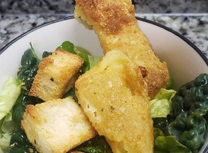 Una foto de Queso empanado con colchón de verdes