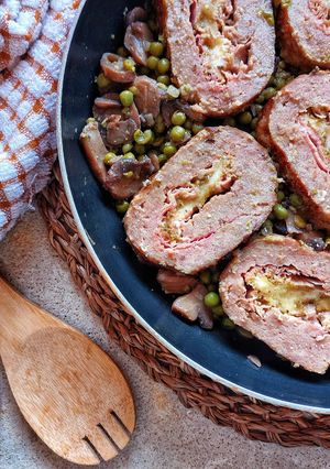 Foto di Polpettone al Pistacchio (ricetta anche per Bimby) con contorno di funghi e piselli