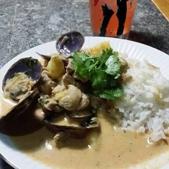 A picture of Brad's pork and steamer clams in red Thai curry.