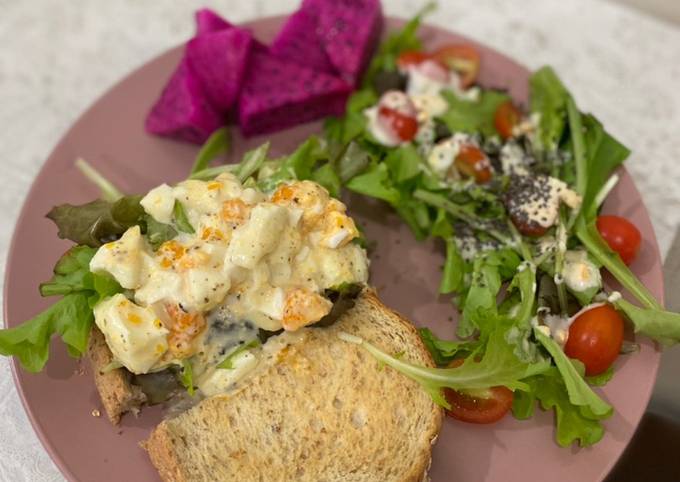 Egg salad sandwich