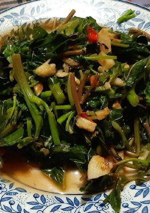 รูปของ ผักโขมผัดซอสหอยนางรม (Stir-fried Amaranth with Oyster Sauce)