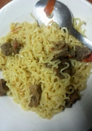 A picture of Cooked Noodles  with stew.