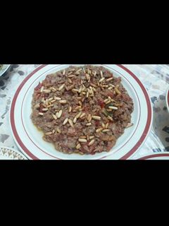 صورة لوصفة قلايه لحمه مع بندورة وبصل وصنوبر