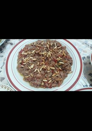 صورة لوصفة قلايه لحمه مع بندورة وبصل وصنوبر