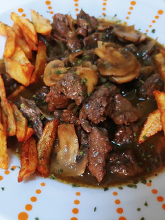 Una foto de Puntas Solomillo ternera con champiñones en salsa carrilleras