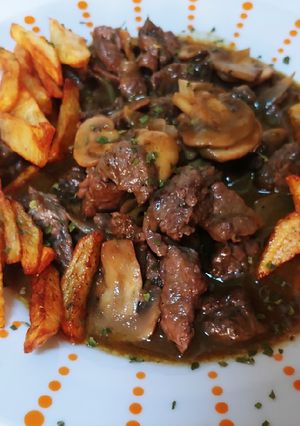 Una foto de Puntas Solomillo ternera con champiñones en salsa carrilleras