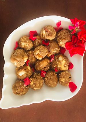 A picture of Makhana ladoo.