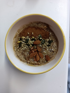 Una foto de Avena con plátano, mango y chocolate