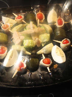 Una foto de Ensalada de atún con boquerones en vinagre
