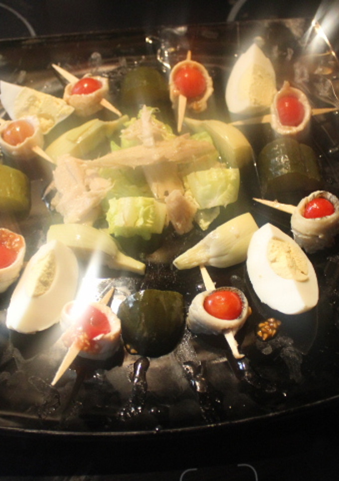 Una foto de Ensalada de atún con boquerones en vinagre