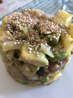 Una foto de 401. Tartar de atún rojo, aguacate y mango (entrante pescado)