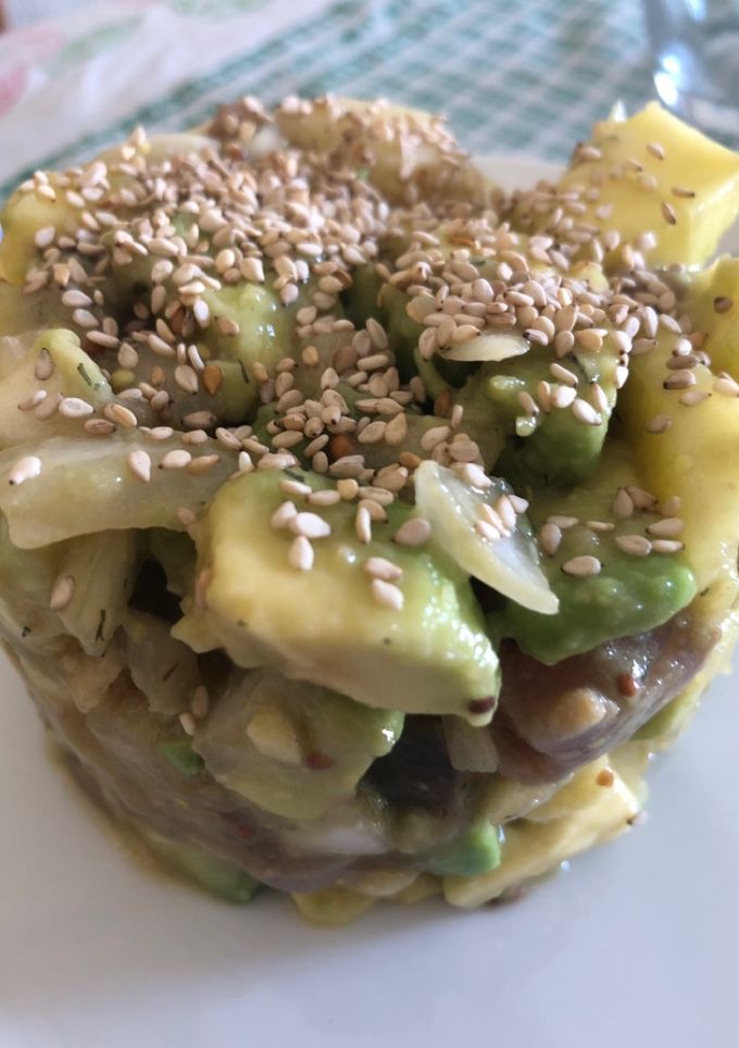Una foto de 401. Tartar de atún rojo, aguacate y mango (entrante pescado)