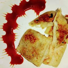 A picture of Suji crepes with vegetables stuffing.