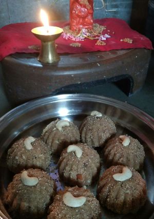 ચૂરમા ના લાડુ (Churma Ladoo Recipe In Gujarati) રેસીપી મુખ્ય ફોટો