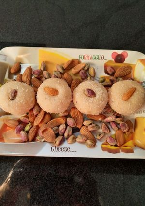 કોકોનટ લડ્ડુ (Coconut Ladoo Recipe In Gujarati) રેસીપી મુખ્ય ફોટો