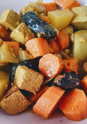 Une photo de Wok de légumes racines et tofu (vegan)