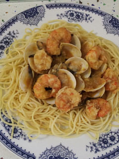 Una foto de Espaguetis con almejas y langostinos