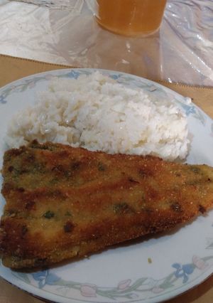 Una foto de Milanesa de pescado y arroz con queso