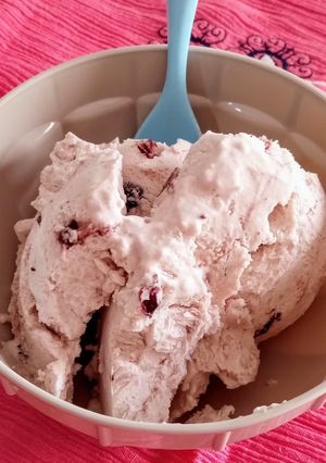 Una foto de 🫐Helado con mermelada de arándanos 🫐 🍦