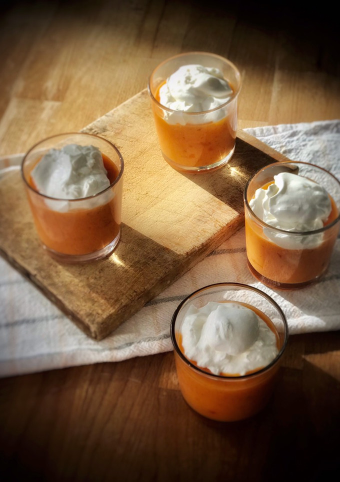 Una foto de Mousse de palosanto (caqui/kaki) en vasitos