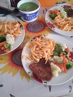 Una foto de Milanesas con sopa y verduras hervidas