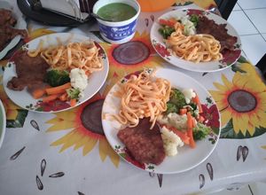Una foto de Milanesas con sopa y verduras hervidas