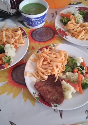 Una foto de Milanesas con sopa y verduras hervidas