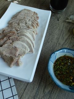 【電鍋料理】塔香蒜泥白肉 的食譜成品照片