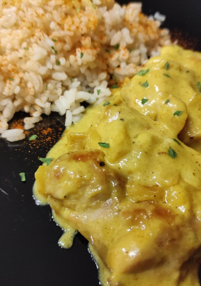 Una foto de Contramuslos de Pollo al Curry con Manzana a la Mantequilla y Arroz