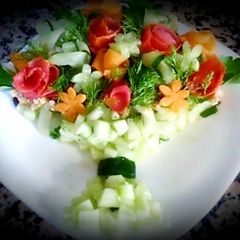 A picture of Salad in the shape of a bouquet of flowers.