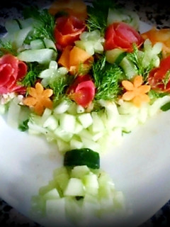 A picture of Salad in the shape of a bouquet of flowers.