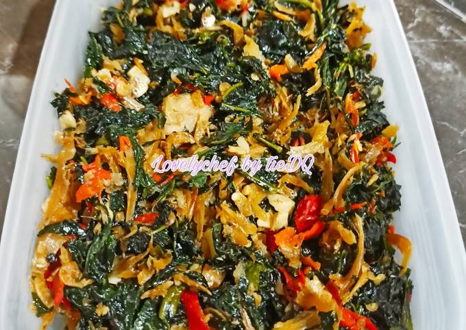 Bagaimana Menyiapkan Oseng daun pepaya jepang dengan 2 macam teri yang Bikin Ngiler