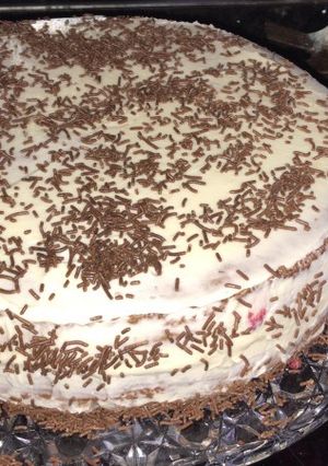 O poză a rețetei Tort cu ciocolată și vișine 🥧.