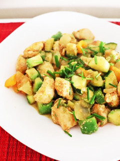Foto de Frango com legumes salteados e abacate