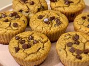 Una foto de muffins de manzana canela