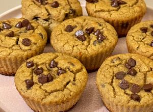 Una foto de Muffins Esponjosos de Banana, Canela y Garbanzos (¡Sin Harina ni Gusto a Legumbre!)