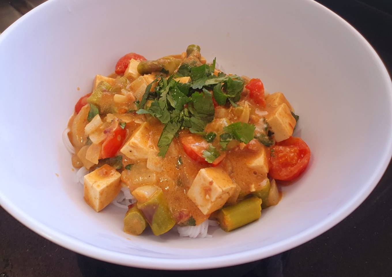 Curry vegano de tofu y verduras