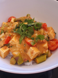 Una foto de Curry vegano de tofu y verduras