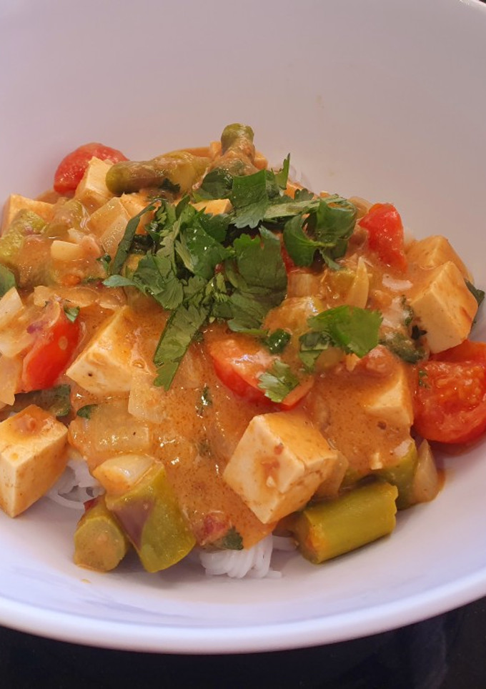 Una foto de Curry vegano de tofu y verduras