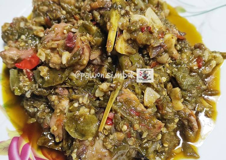Resep Ayam cabe ijo khas pawon si mbok 🌶🥒, Bisa Manjain Lidah