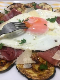 Una foto de Huevos rotos con calabacín