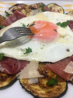 Una foto de Huevos rotos con calabacín