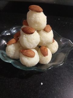 नारियल के लड्डू (nariyal ke ladoo recipe in Hindi) रेसिपी मुख्य फोटो