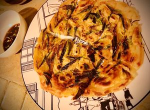 Une photo de Pajeon « crêpe coréenne à la ciboule »