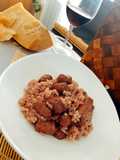 Arroz meloso con longanizas, vino tinto y queso curado