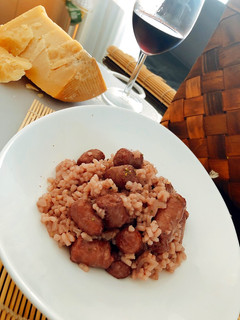 Una foto de Arroz meloso con longanizas, vino tinto y queso curado