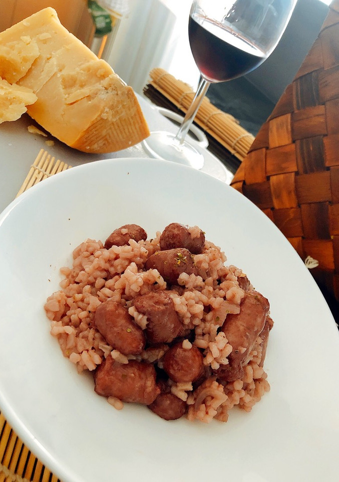 Una foto de Arroz meloso con longanizas, vino tinto y queso curado