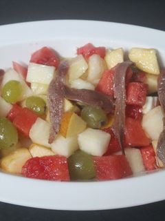Una foto de Ensalada de frutas con anchoas